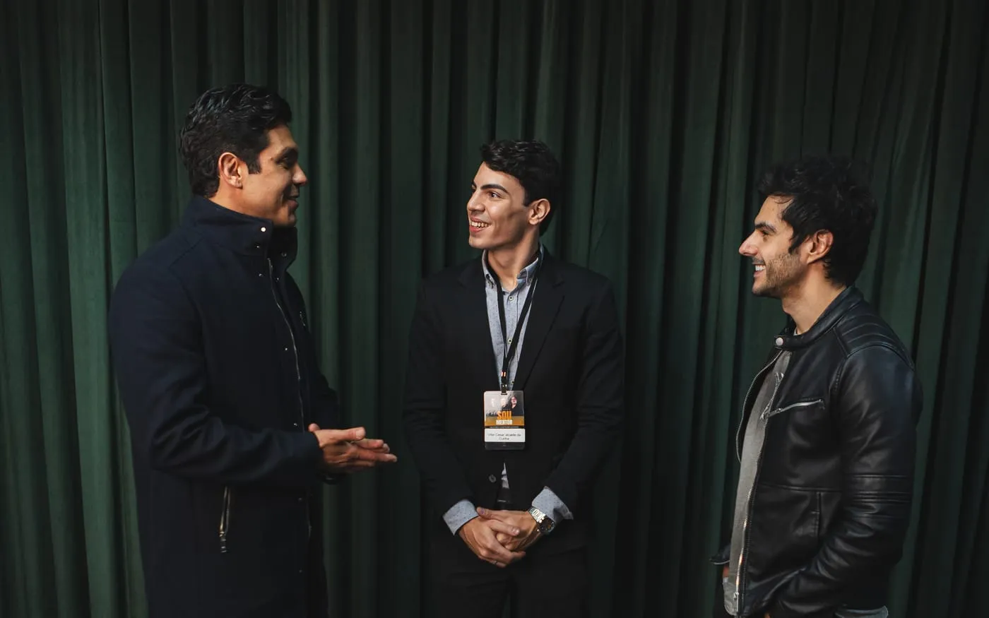 Vitor Cesar conversando com empresários em um evento do C2P Club