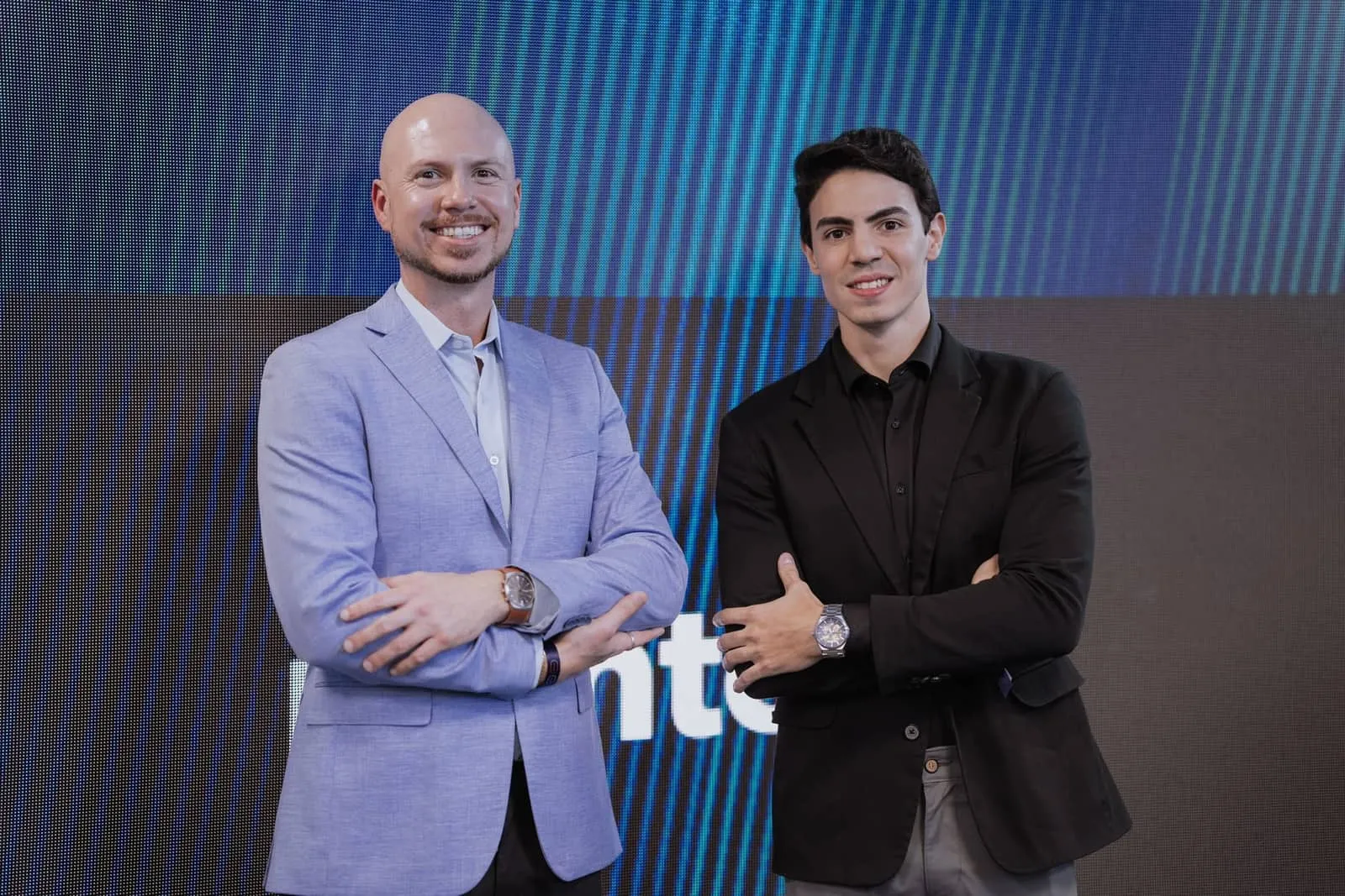 Flávio Sales Neves e Vitor Cesar lado a lado em um evento